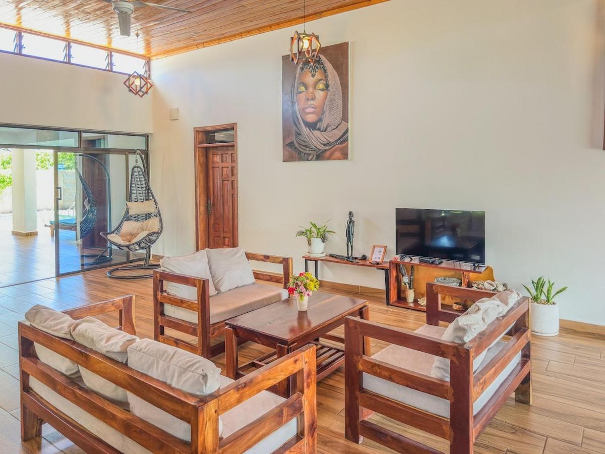 Private Backdoor Villa With Big Swimming Pool And Services Of Chef Included Diani Beach Exterior foto
